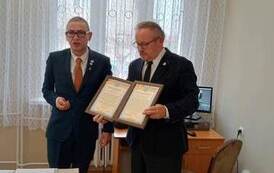 Odznaka "Zasłużony dla rozwoju pszczelarstwa" dla W&oacute;jta Gminy Świątki Sławomira Kowalczyka 1