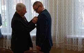 Odznaka "Zasłużony dla rozwoju pszczelarstwa" dla W&oacute;jta Gminy Świątki Sławomira Kowalczyka 2