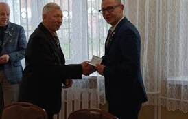 Odznaka "Zasłużony dla rozwoju pszczelarstwa" dla W&oacute;jta Gminy Świątki Sławomira Kowalczyka 5