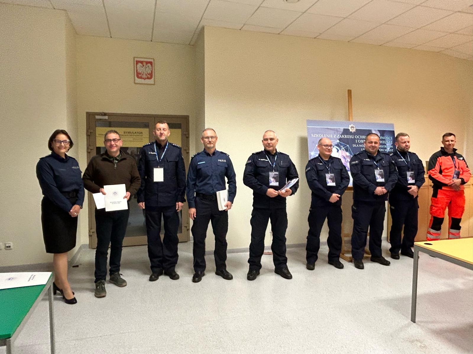 W&oacute;jt Gminy Świątki podczas szkolenia praktycznego wraz z&nbsp;kadrą prowadzącą szkolenie