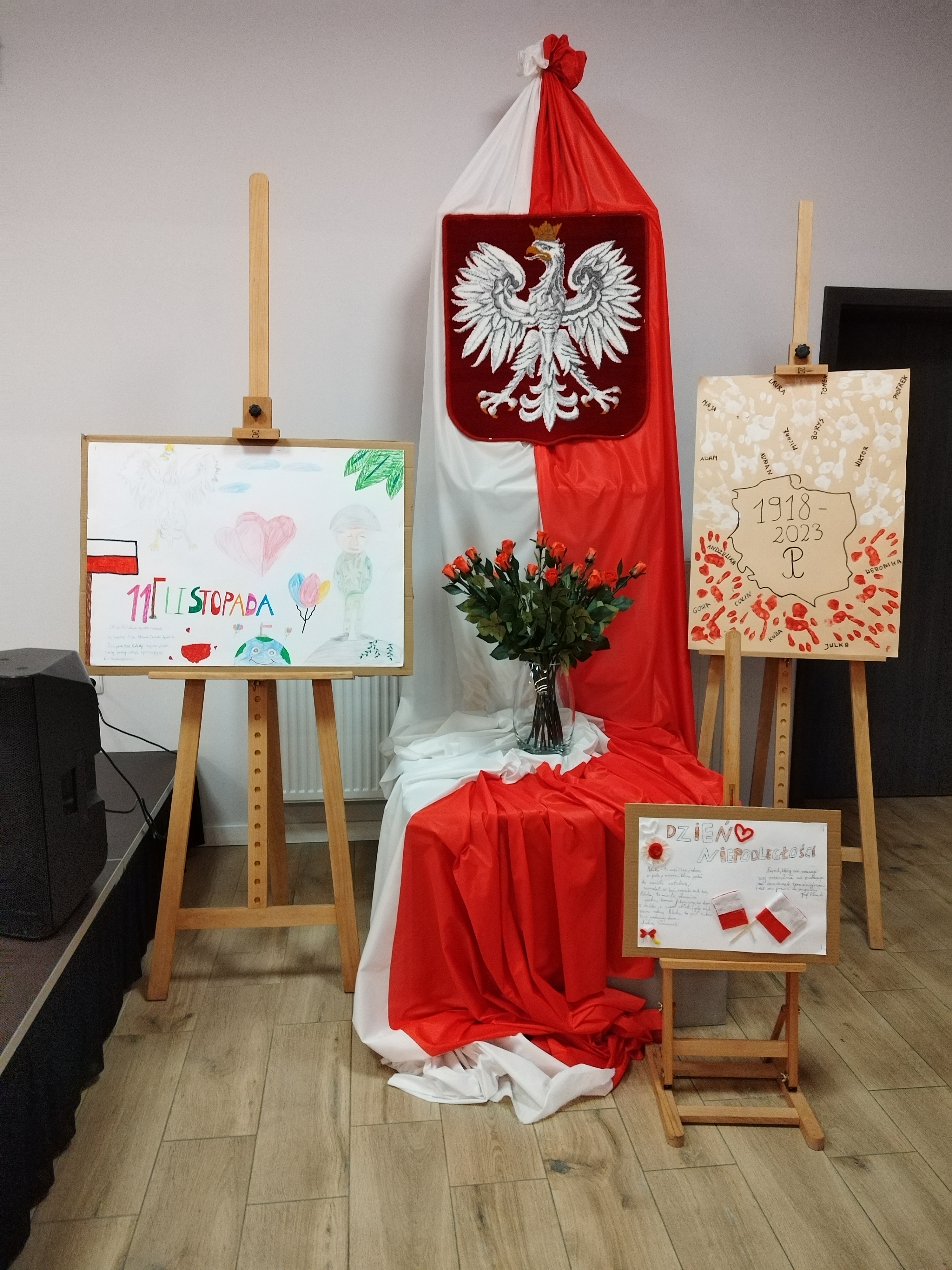Uczniowie Szkoły Podstawowej w Świątkach biorący udział w konkursie Pieśni Patriotycznej z okazji Dnia Niepodległości