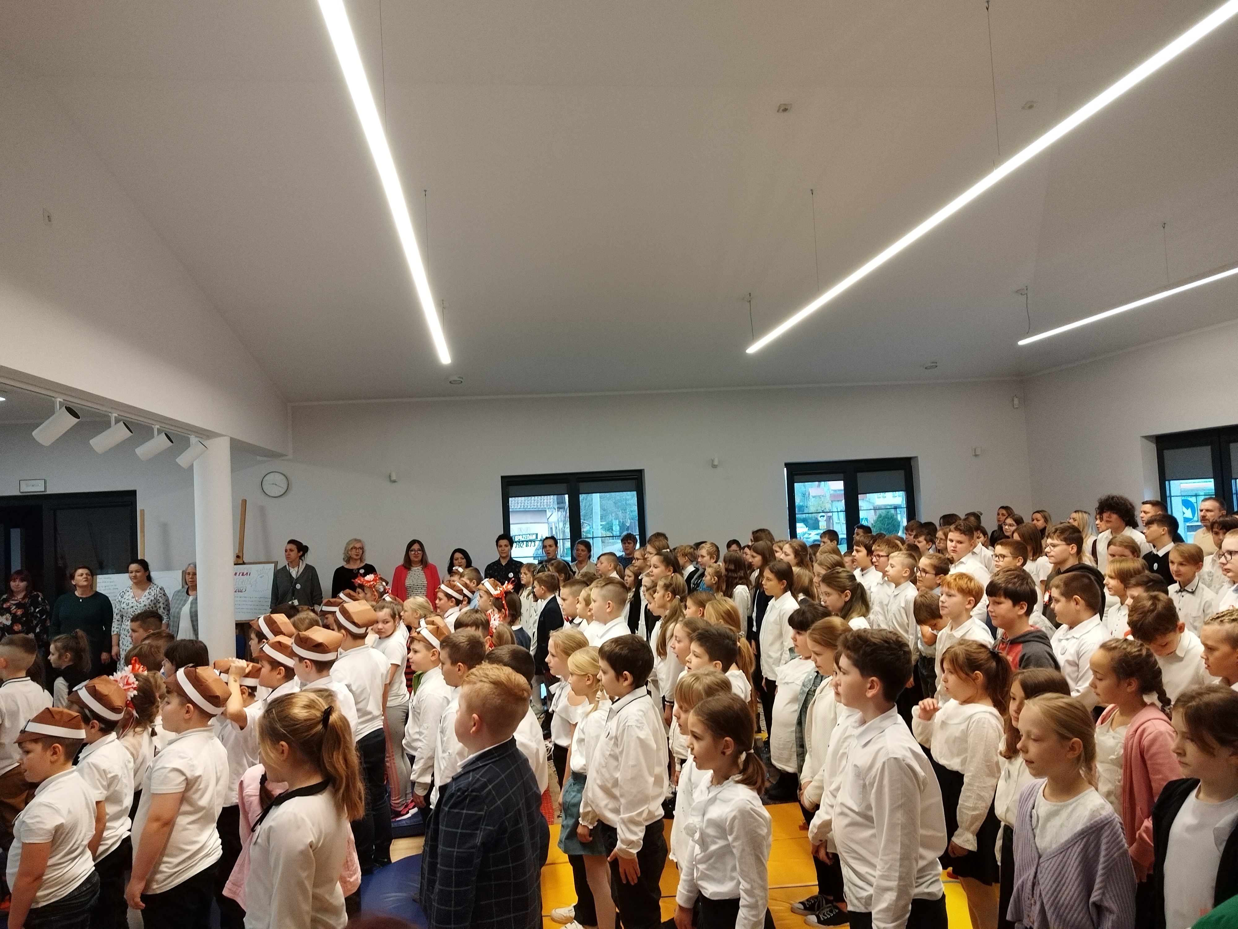Uczniowie Szkoły Podstawowej w Świątkach biorący udział w konkursie Pieśni Patriotycznej z okazji Dnia Niepodległości