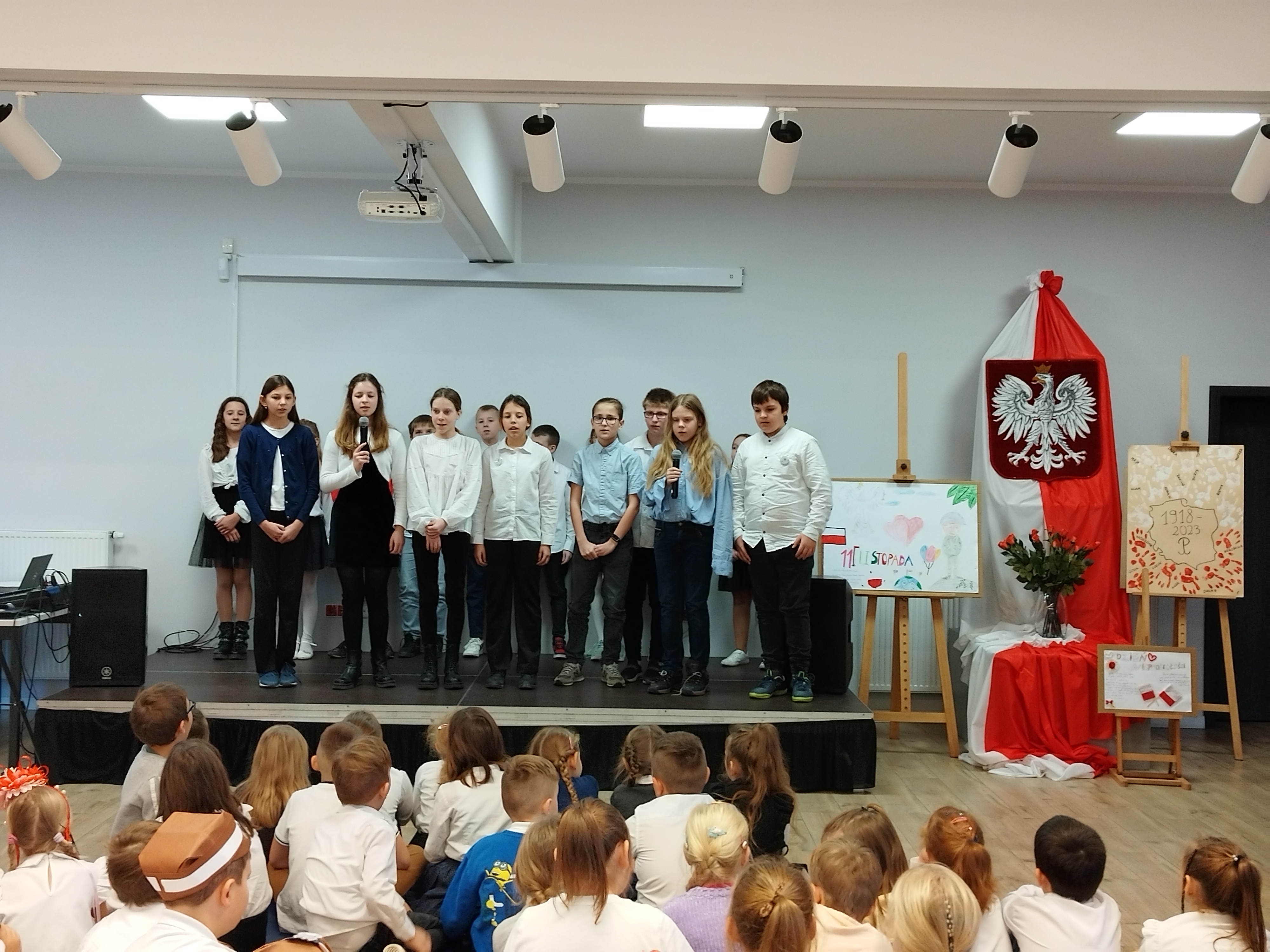 Uczniowie Szkoły Podstawowej w Świątkach biorący udział w konkursie Pieśni Patriotycznej z okazji Dnia Niepodległości