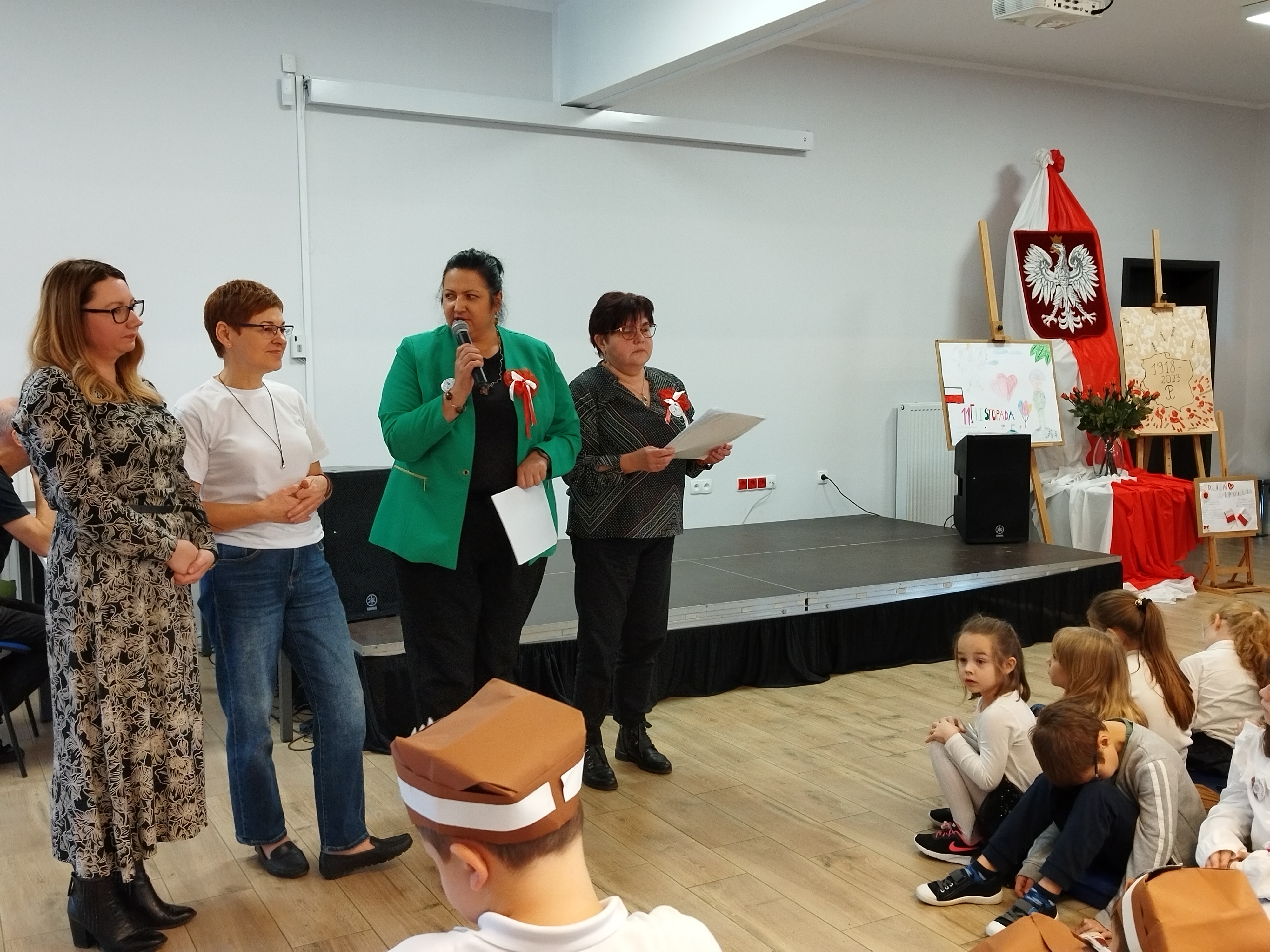 Uczniowie Szkoły Podstawowej w Świątkach biorący udział w konkursie Pieśni Patriotycznej z okazji Dnia Niepodległości
