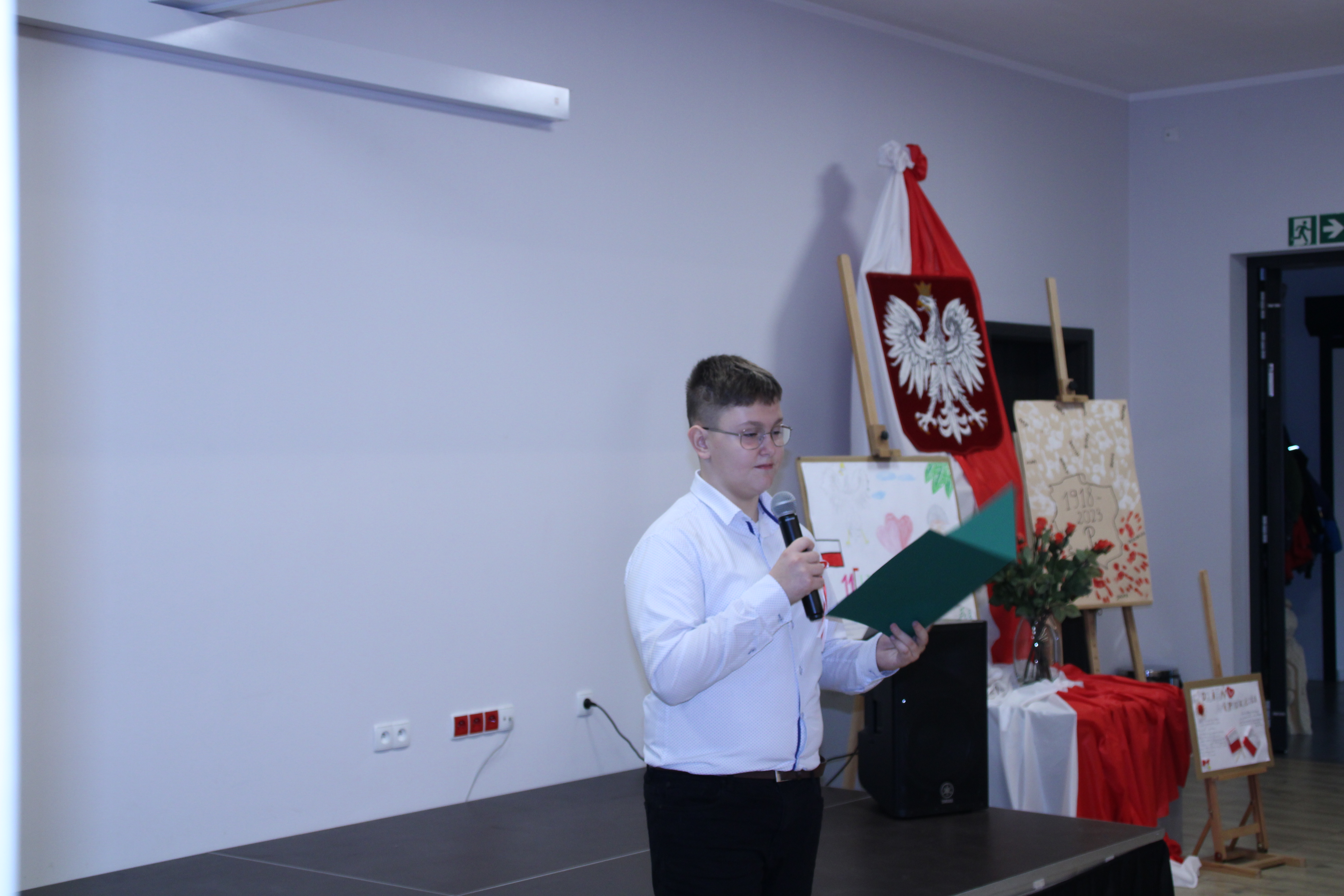 Uczniowie Szkoły Podstawowej w Świątkach biorący udział w konkursie Pieśni Patriotycznej z okazji Dnia Niepodległości