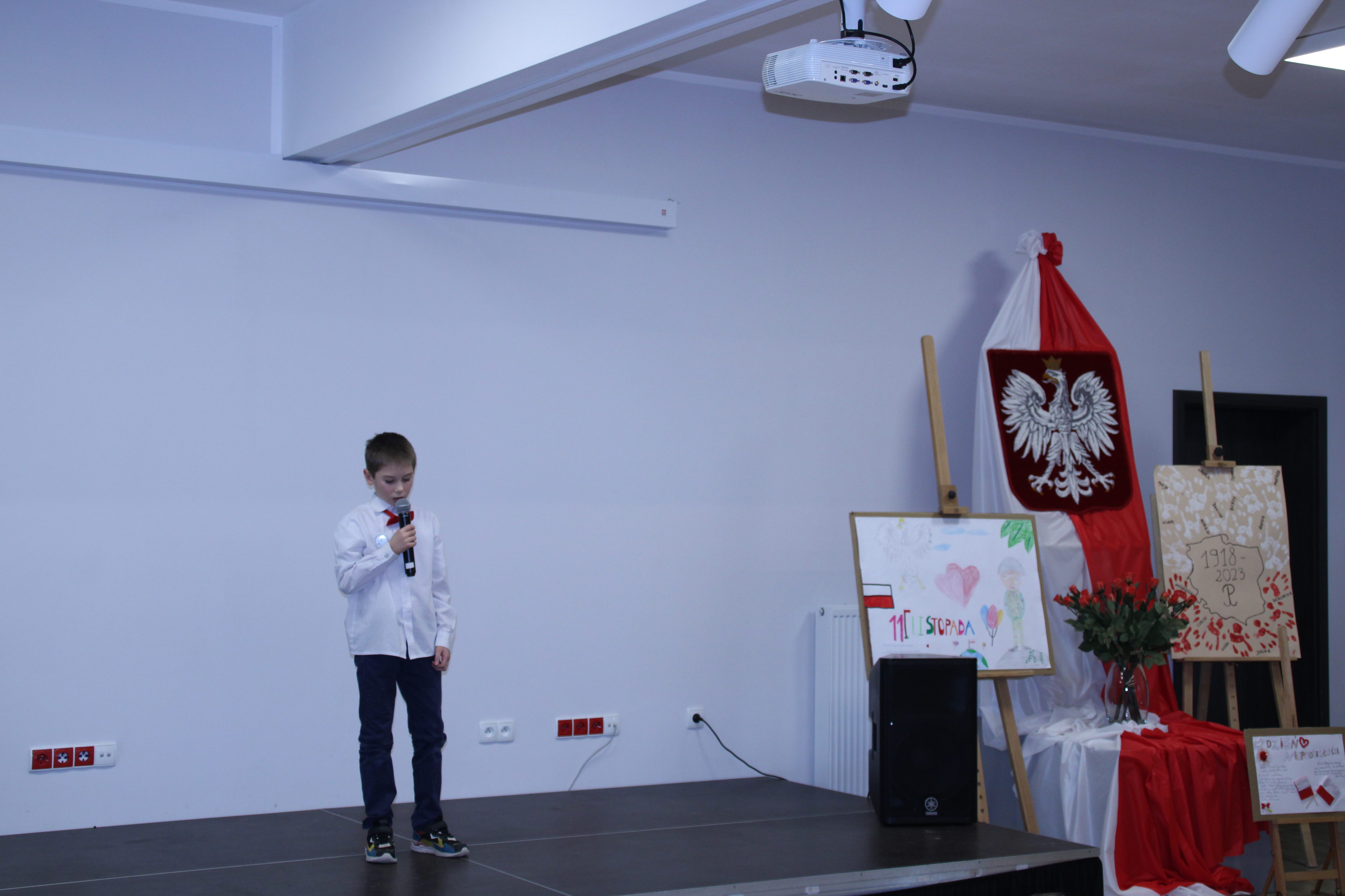 Uczniowie Szkoły Podstawowej w Świątkach biorący udział w konkursie Pieśni Patriotycznej z okazji Dnia Niepodległości