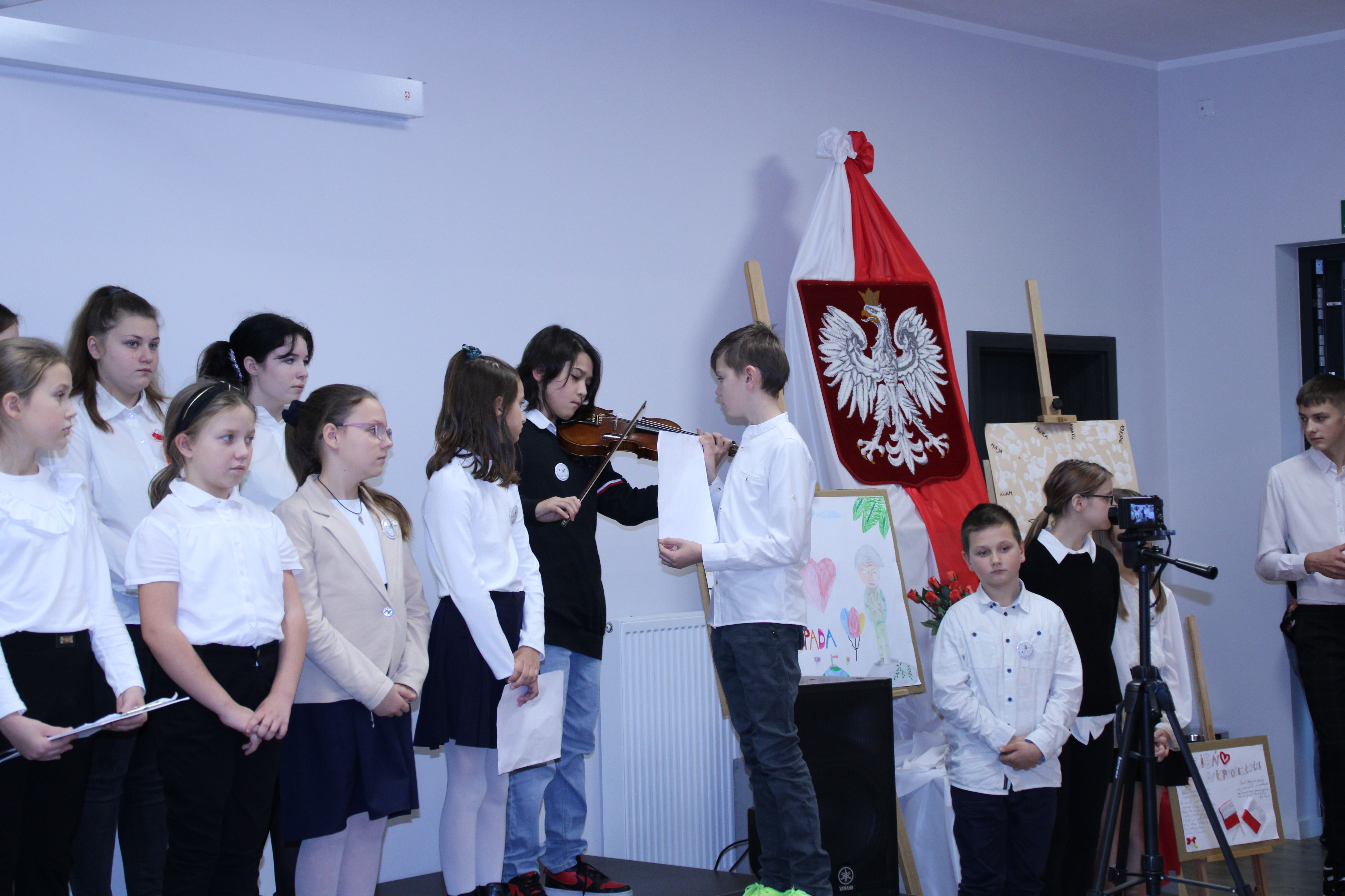 Uczniowie Szkoły Podstawowej w Świątkach biorący udział w konkursie Pieśni Patriotycznej z okazji Dnia Niepodległości