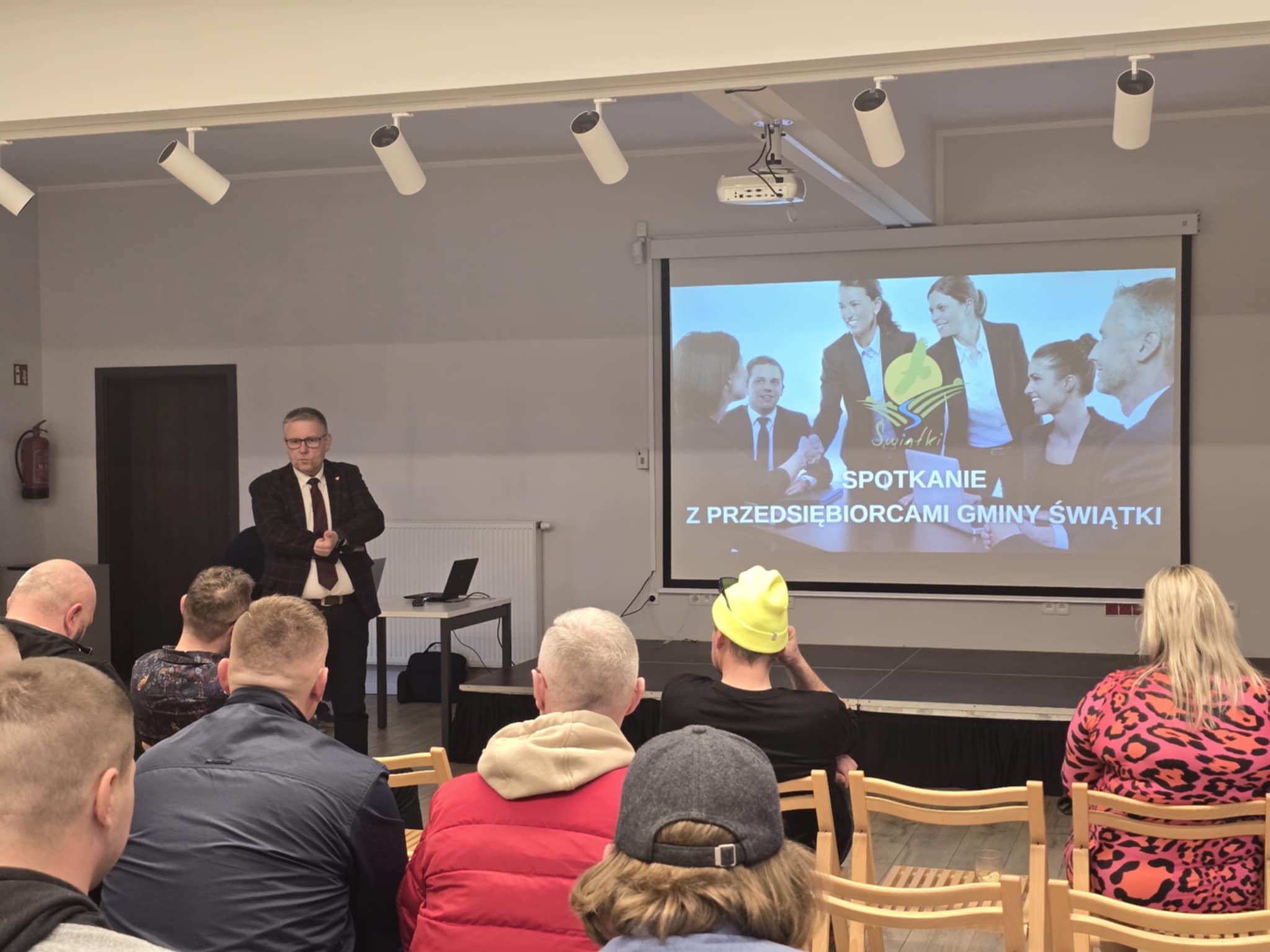 Uczestnicy spotkania W&oacute;jta Gminy Świątki z&nbsp;przedsiębiorcami
